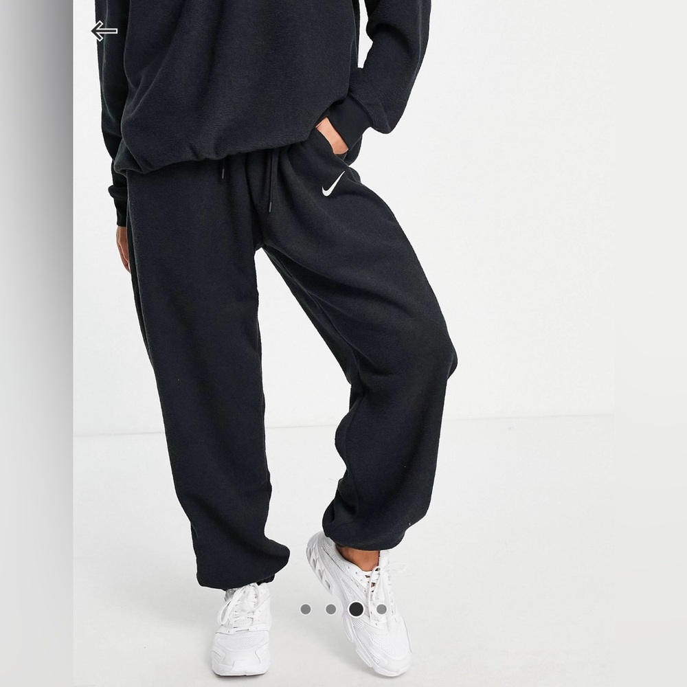 Nike Essentials Plush High-Waisted Fleece Sweatpants